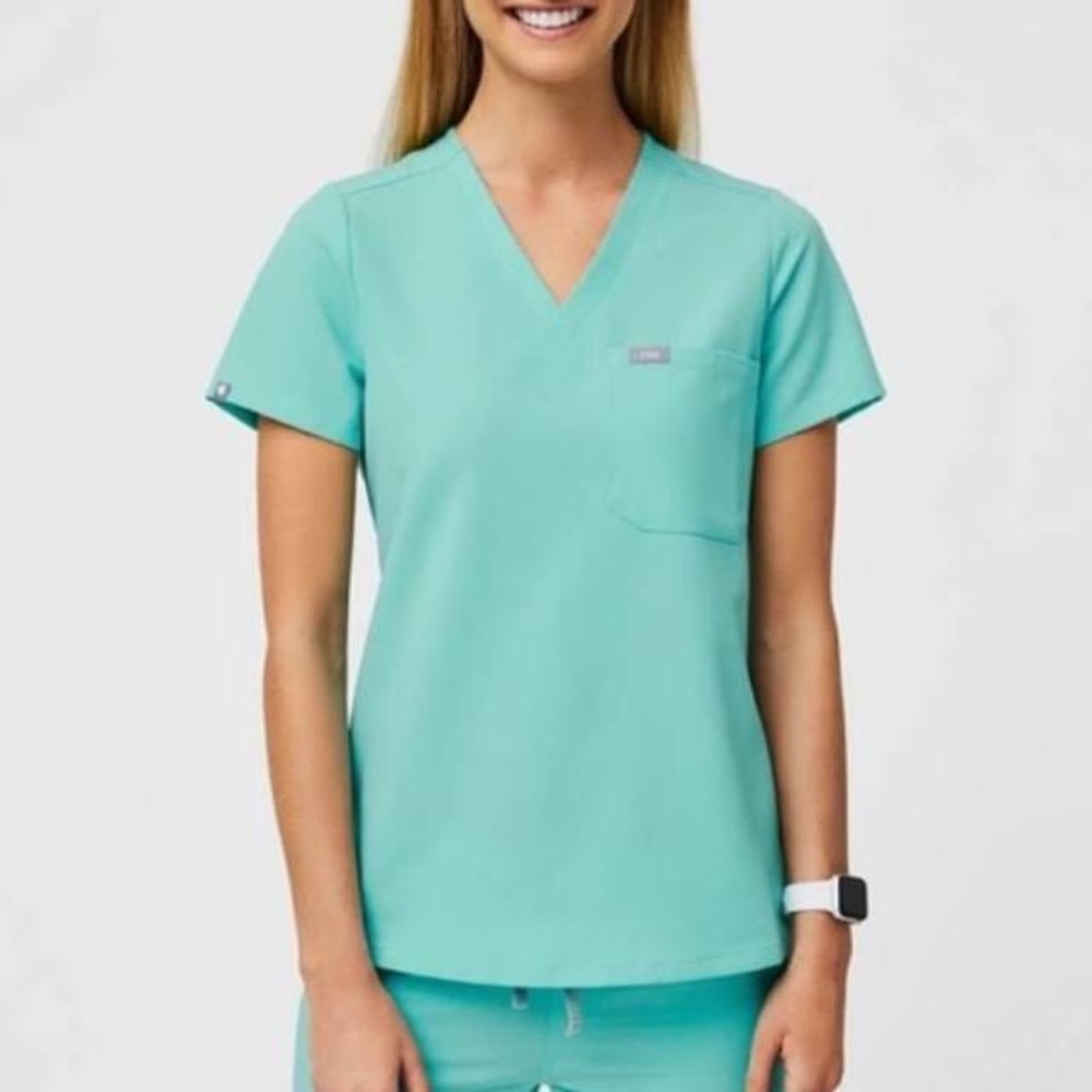 FIGS Caterina 1 pocket scrub top. Size SMALL